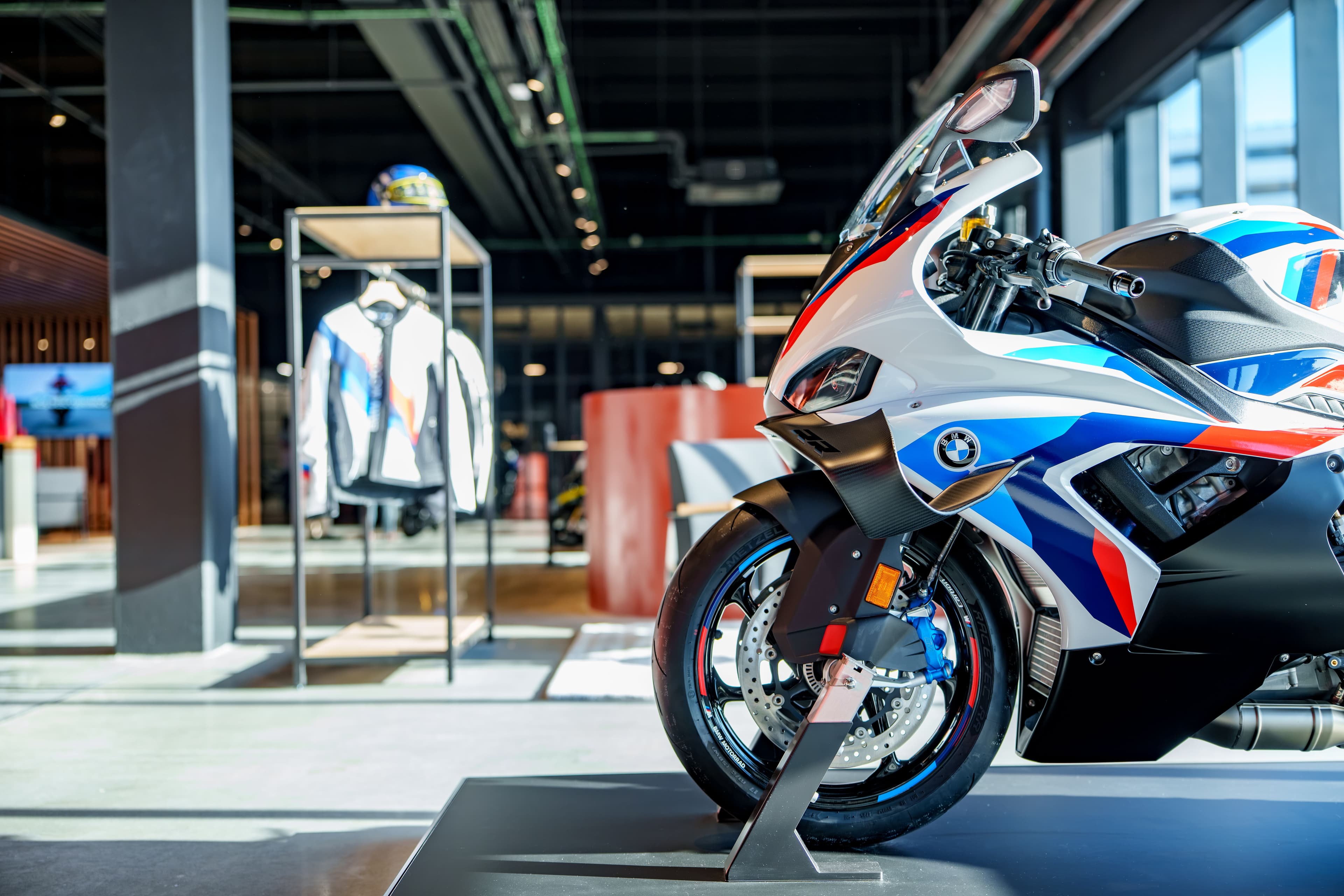 bmcar-champs-pop-up-store-bmw-motorrad-1