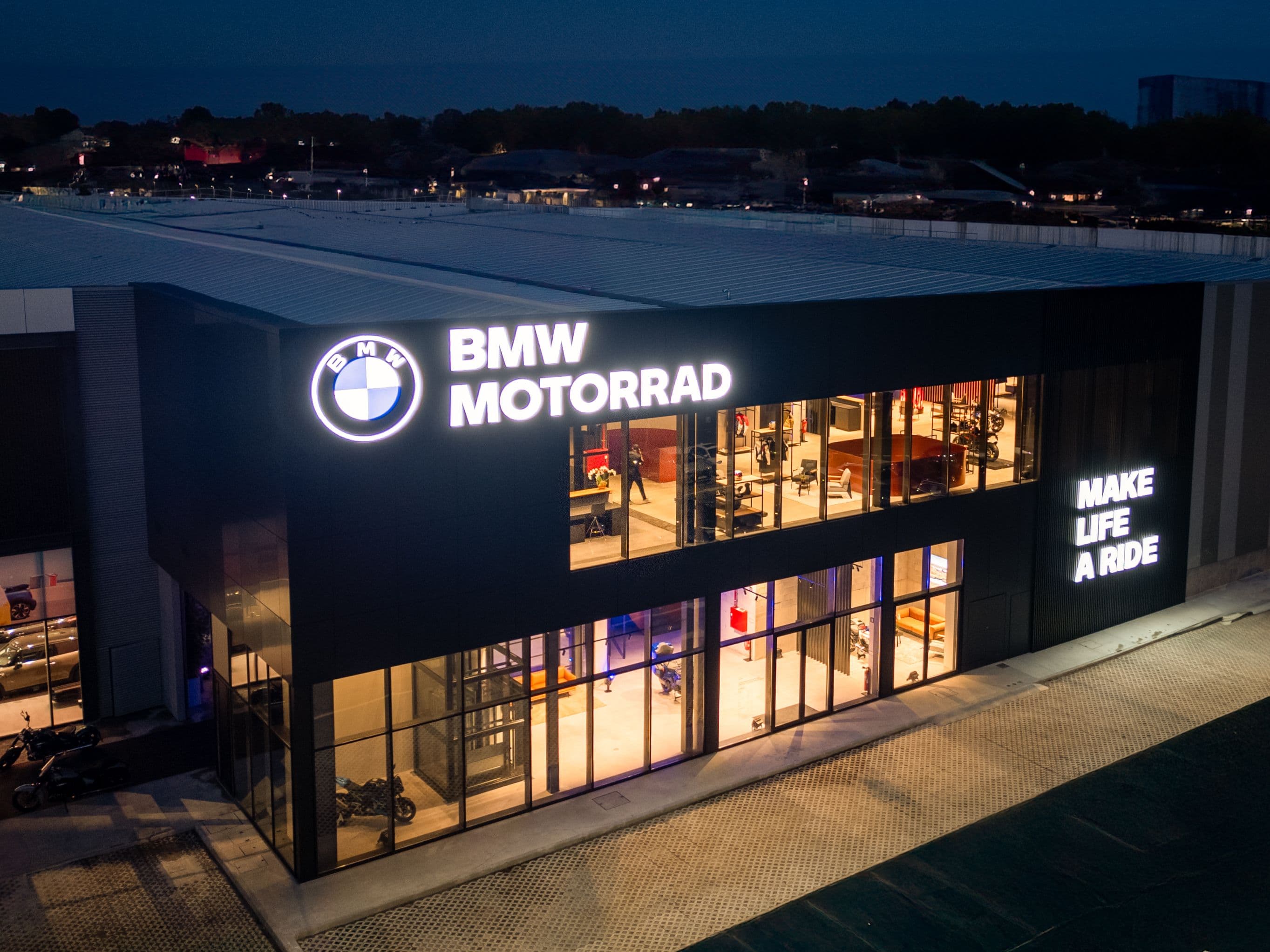 BMcar Inaugura o Maior Concessionário BMW Motorrad da Europa